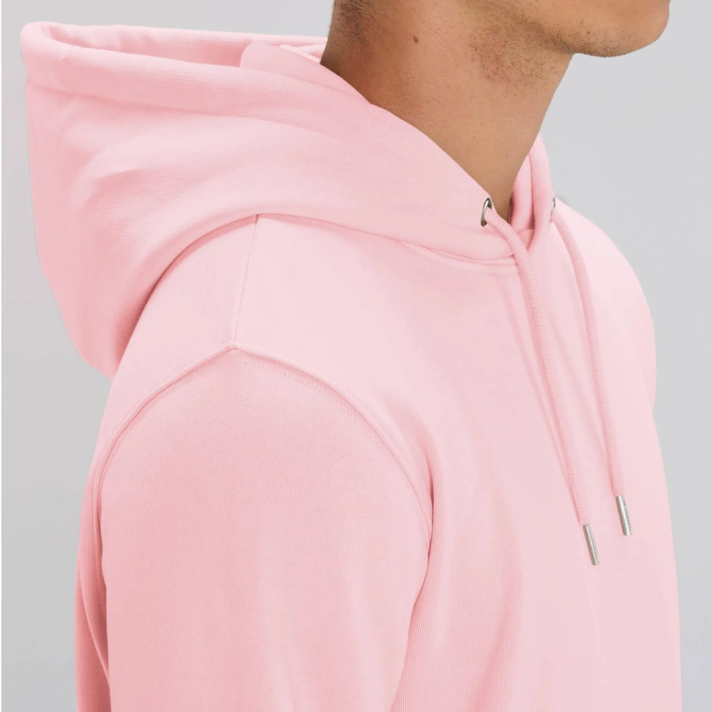 Hoodie organic roze met koffie afbeelding en tekst op achterkant. Debaristashop en Geertjandebaristaman. Productafbeelding close-up voorkant 4.