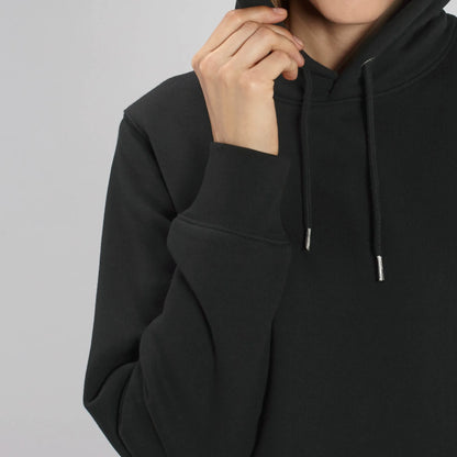 Hoodie organic zwart met unieke koffie print op rug. Productafbeelding close-up voorkant 3.