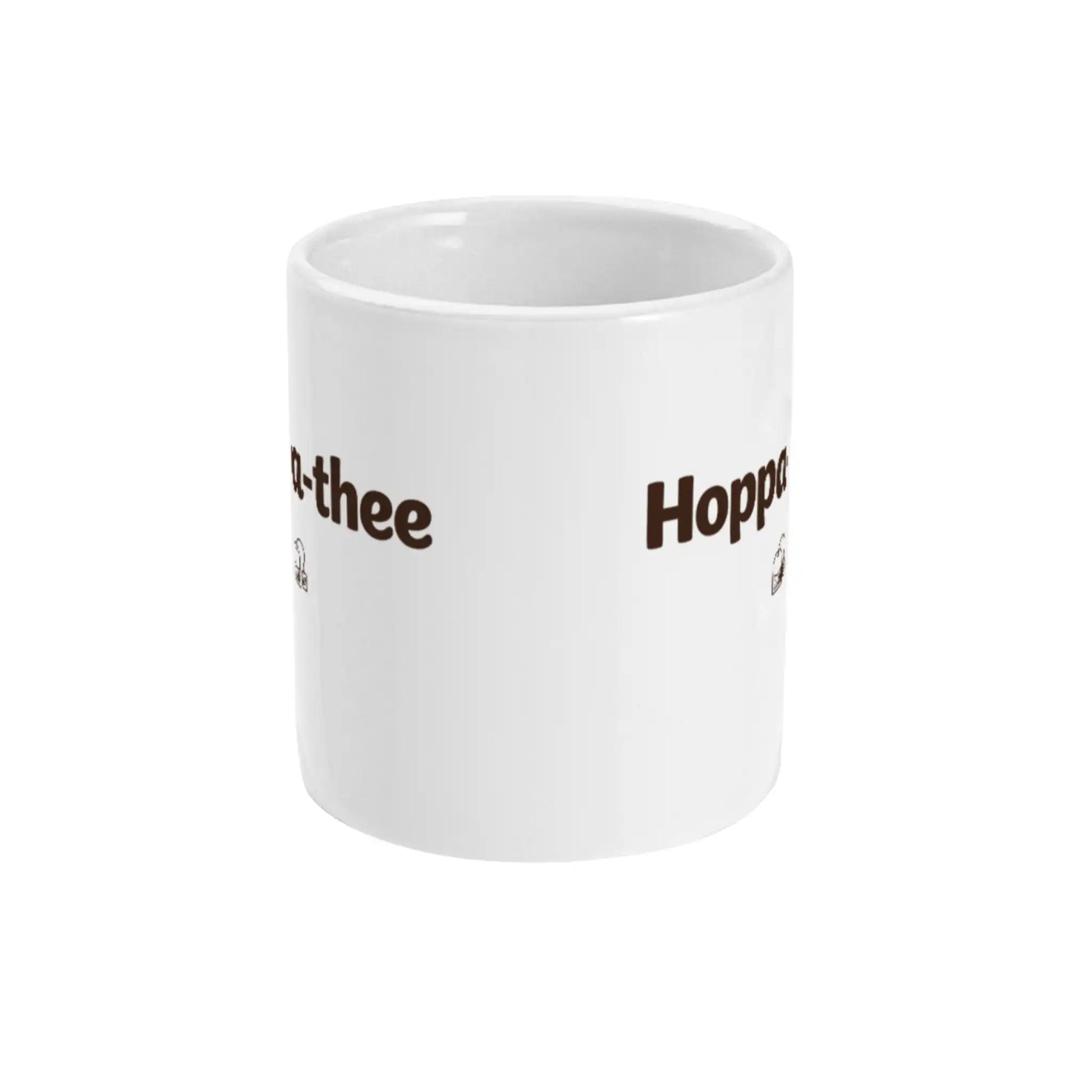 Zijaanzicht van witte keramische thee mok met de tekst Hoppa-thee in een rustig en minimalistisch ontwerp.