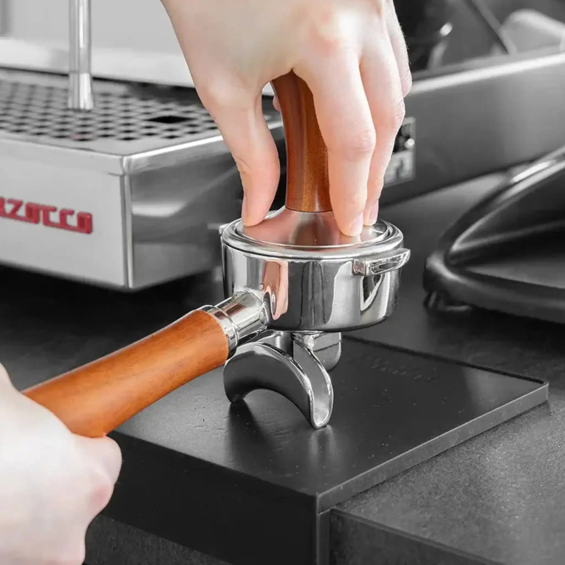 Houten espresso tamper 58mm wordt gebruikt om gemalen koffie vlak aan te drukken in een portafilter tijdens de espresso routine