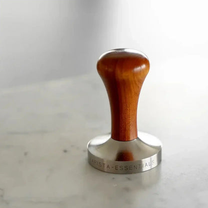Houten espresso tamper 58mm met RVS tampvlak voor thuisbarista’s die gecontroleerder willen tampen