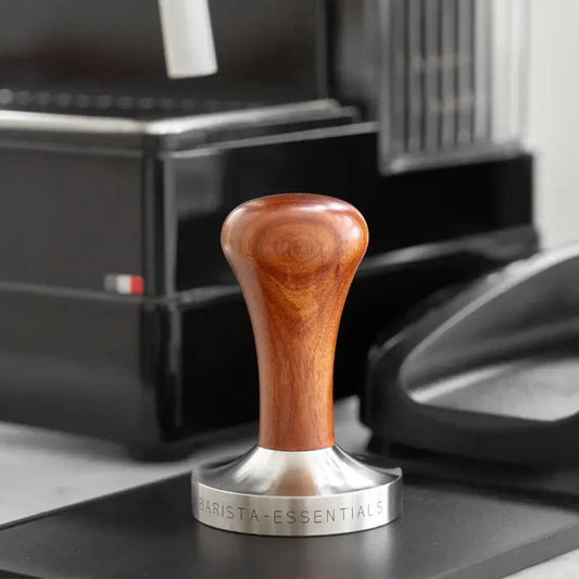 Houten espresso tamper 58mm in een thuisbarista setup voor vlakker tampen en meer controle tijdens espresso zetten