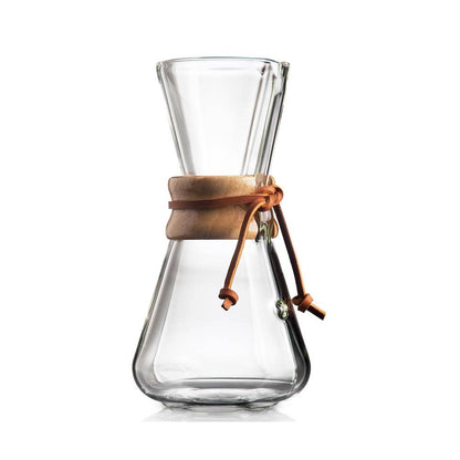 De Chemex 3 kops filtermethode is een klassiek design van glas, hout en leren koorden. Deze 3kops Chemex is geschikt voor enkele kopjes filterkoffie. De originele Chemex 3kops zorgt voor een unieke koffie ervaring. Geniet van je filterkoffie! Dit item wordt in Nederland verpakt en verzonden. Lekker makkelijk en snel! 