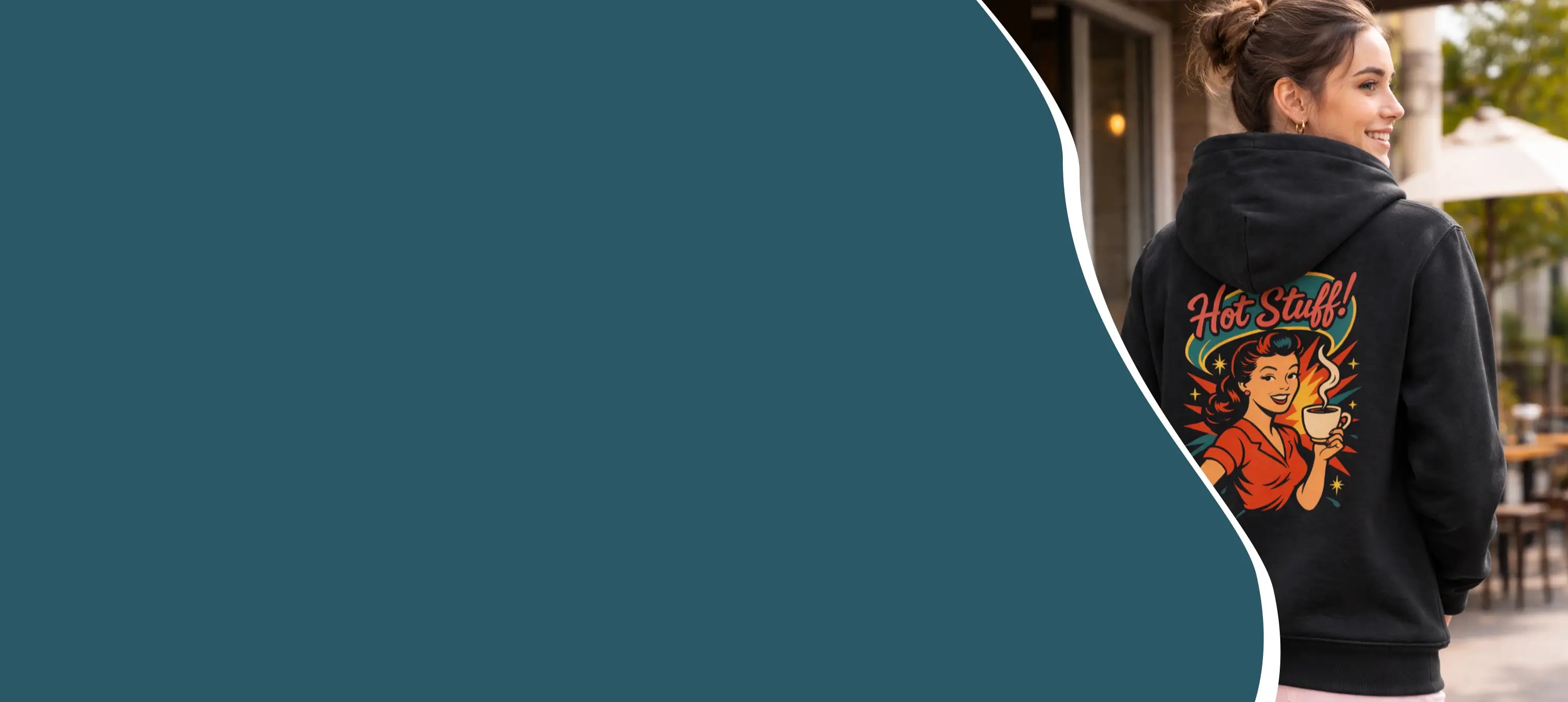 Hero banner met een Zwarte koffie hoodie met retro koffie illustratie en tekst 'Hot Stuff' op de rug, gedragen door een koffieliefhebber op een terras