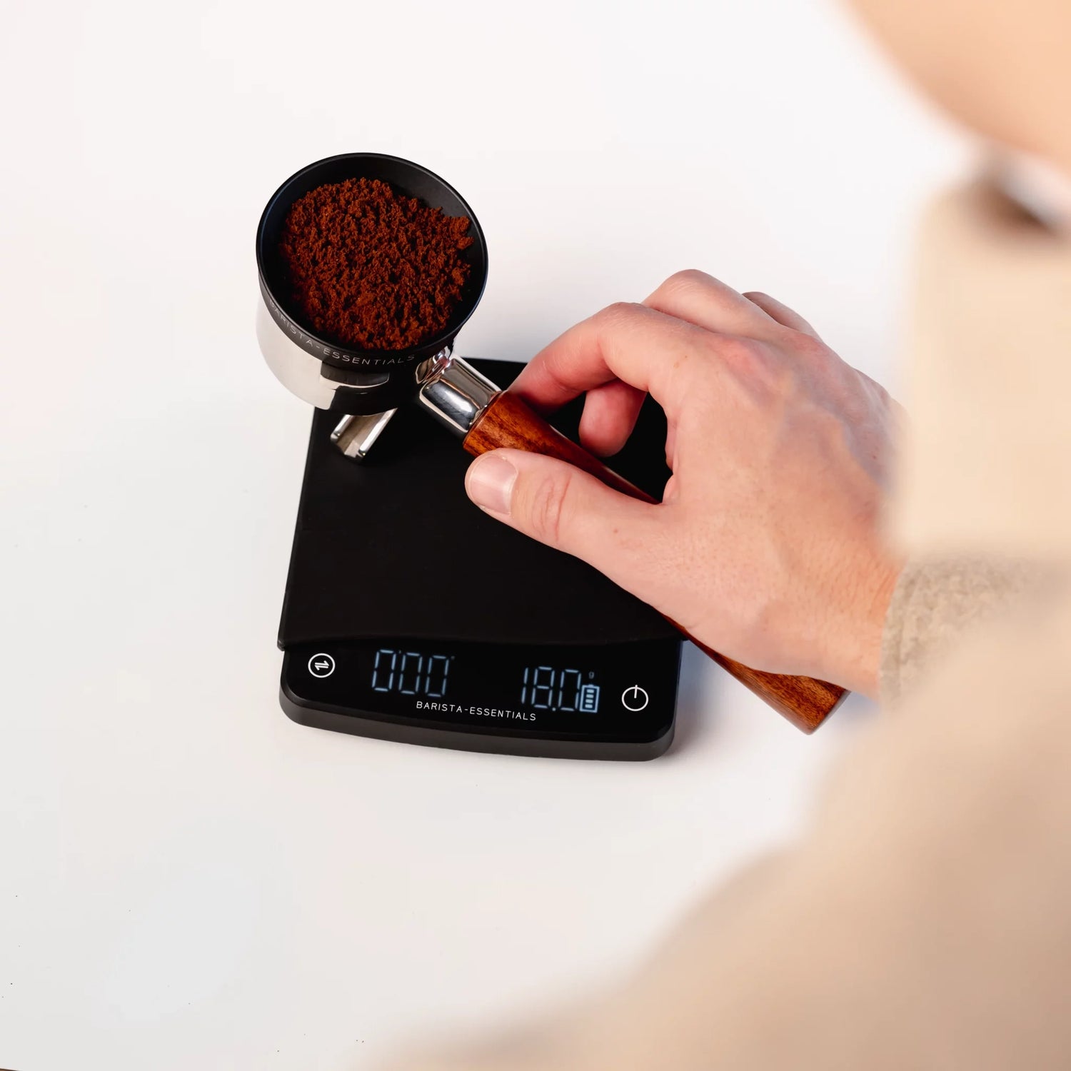 Slow coffee gezet met een pour-over methode op de Koffie Weegschaal met Auto Timer.