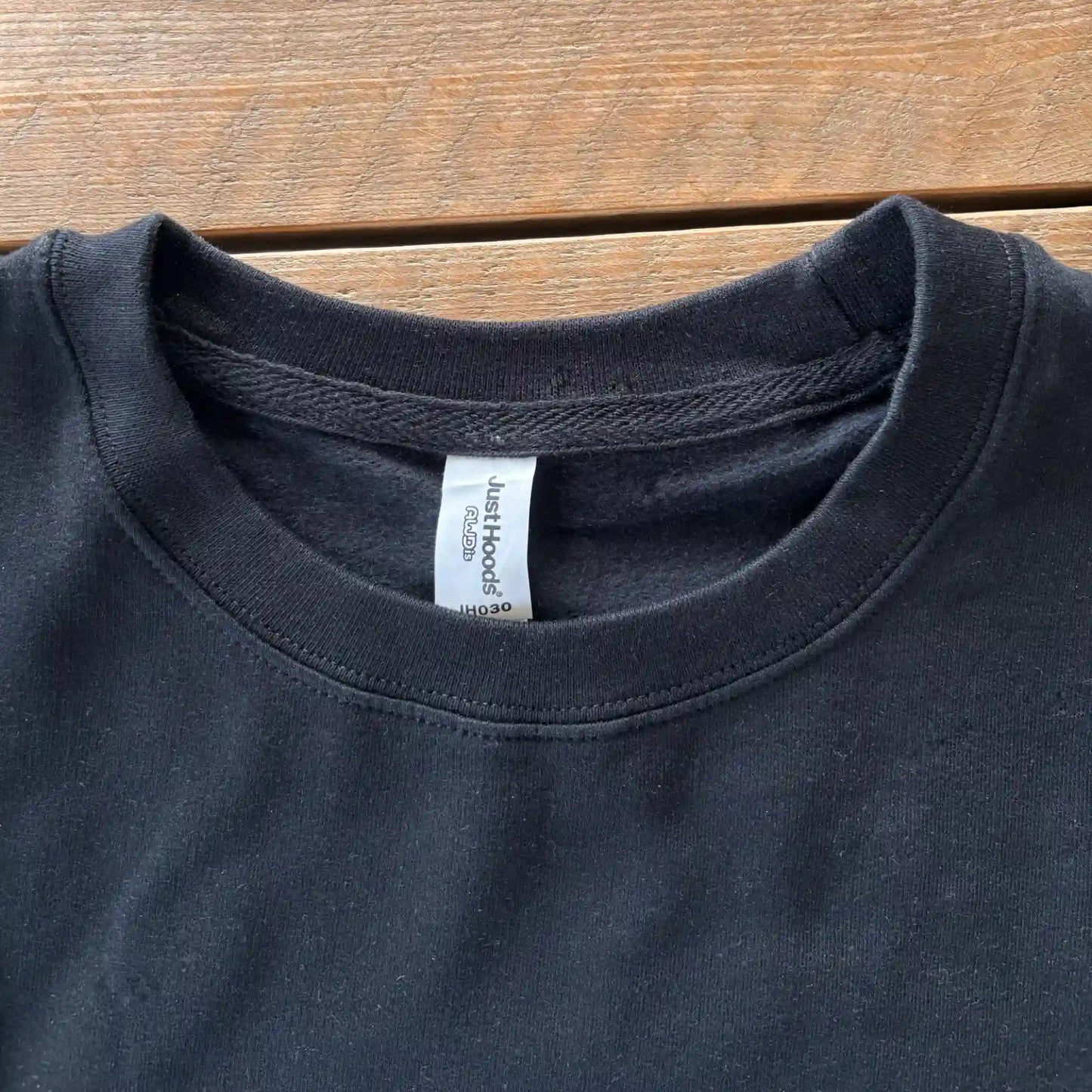 Halsdetail van de “KOFFIEBAAS” sweater – stevig en netjes afgewerkt