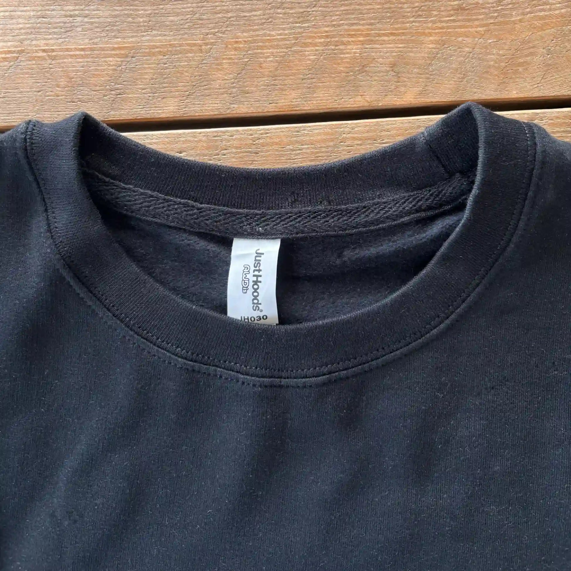 Halsdetail van de “KOFFIEBAAS” sweater – stevig en netjes afgewerkt