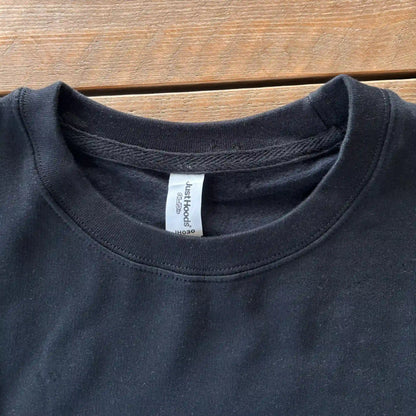 Halsdetail van de “KOFFIEBAAS” sweater – stevig en netjes afgewerkt