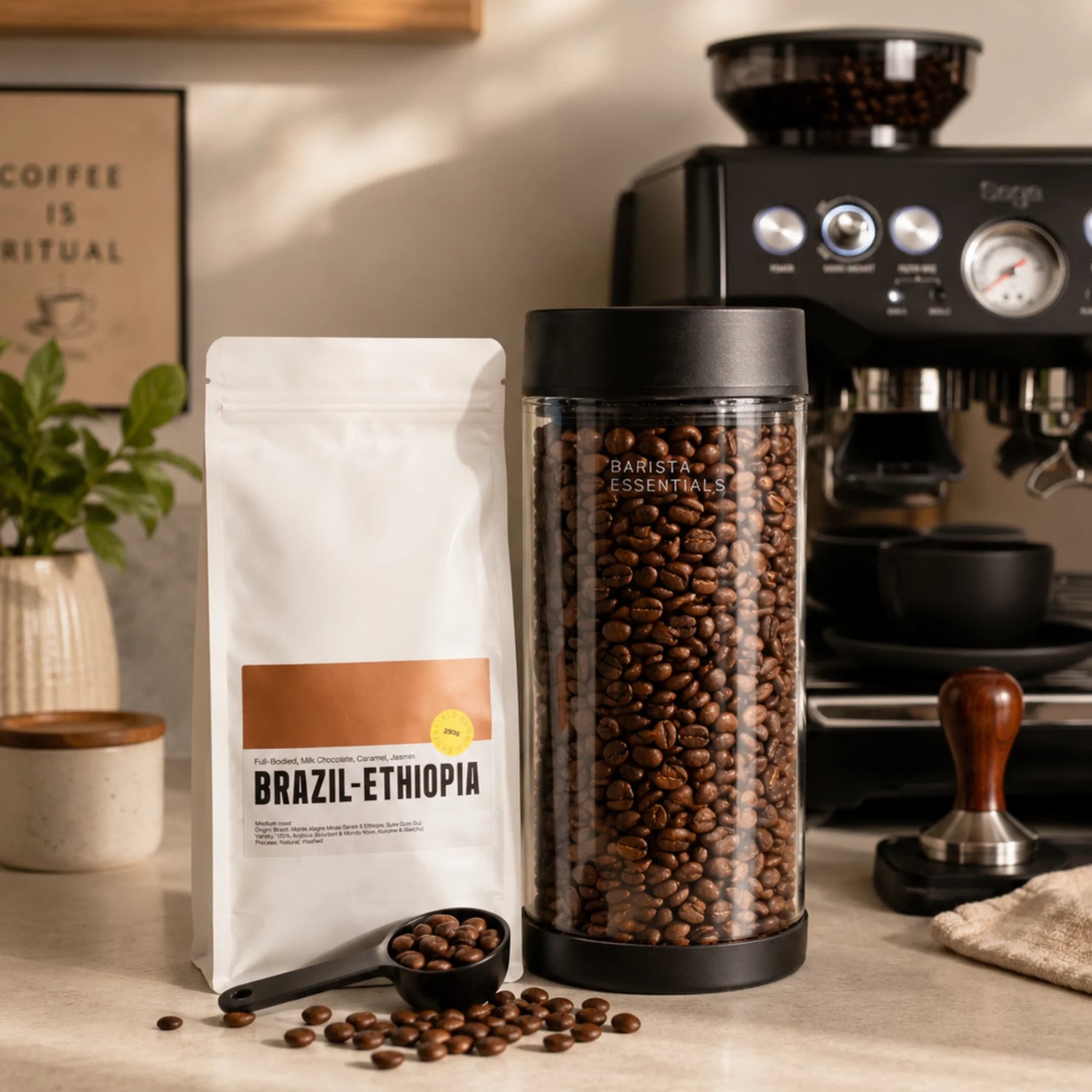 Thuisbarista bewaart verse koffiebonen naast een espressomachine in een vacuüm voorraadpot voor betere espresso thuis.