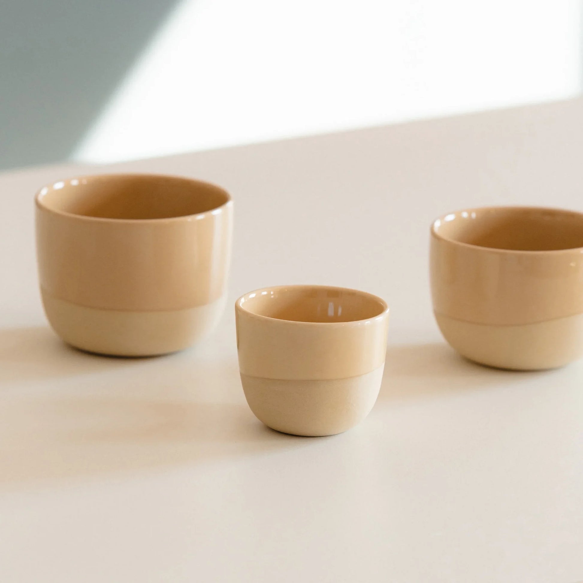 Zandgele koffiekopjes in drie formaten: espresso, cappuccino (180ml) en latte (250ml). Gemaakt van keramiek en geschikt voor barista’s met o.a. Sage en De'Longhi machines.