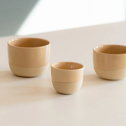 Zandgele koffiekopjes in drie formaten: espresso, cappuccino (180ml) en latte (250ml). Gemaakt van keramiek en geschikt voor barista’s met o.a. Sage en De'Longhi machines.