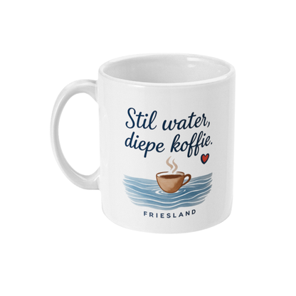 Rechterzijde van de Friesland mok met kalme watergolven, een koffiekopje en de tekst "Friesland" eronder.