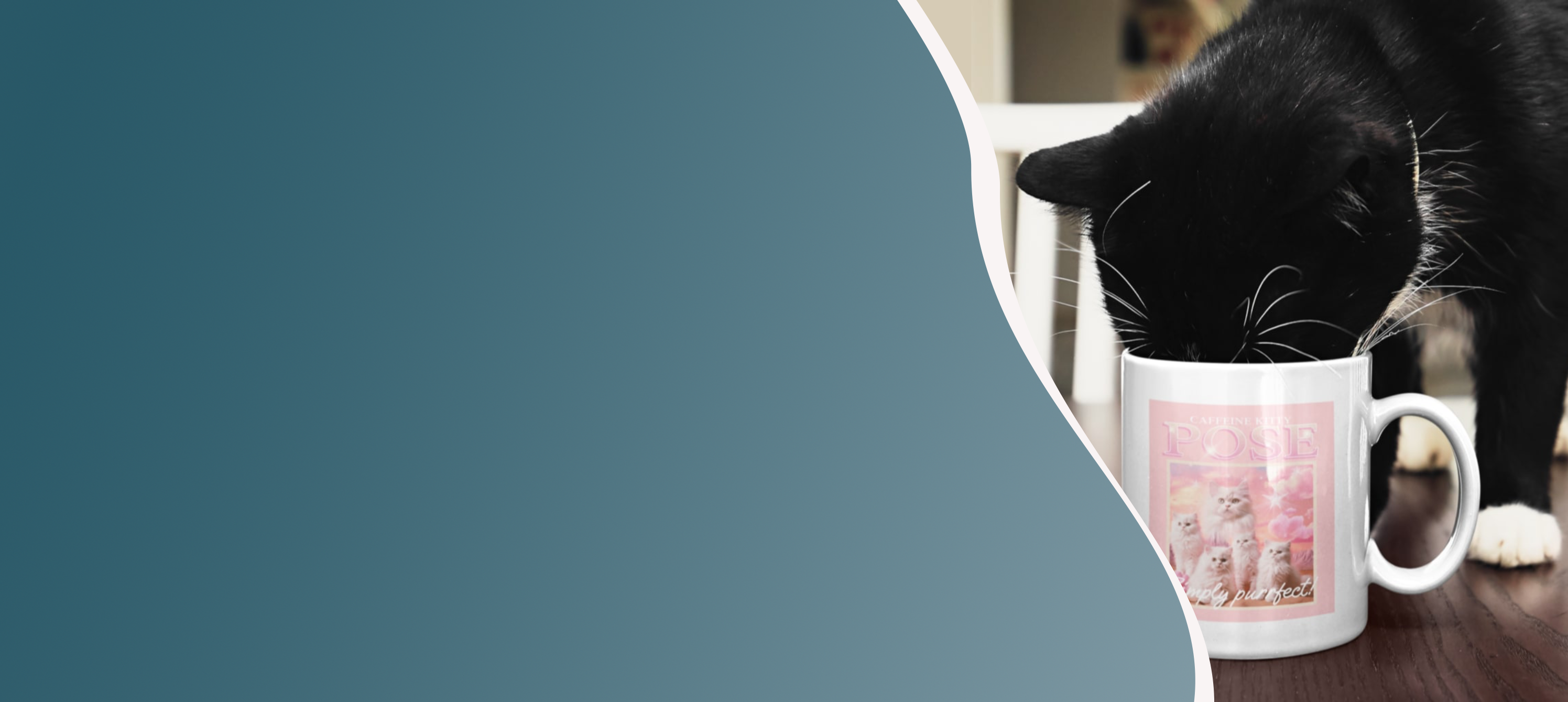 Zwart-witte kat drinkt nieuwsgierig uit kattenmok met roze ontwerp – perfect cadeau voor kattenliefhebbers en barista’s