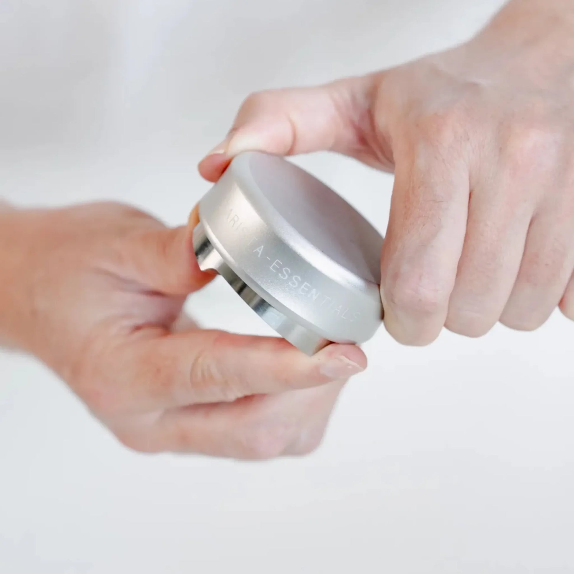 Instelbare koffieverdeler van Barista Essentials (58 mm) wordt handmatig afgesteld