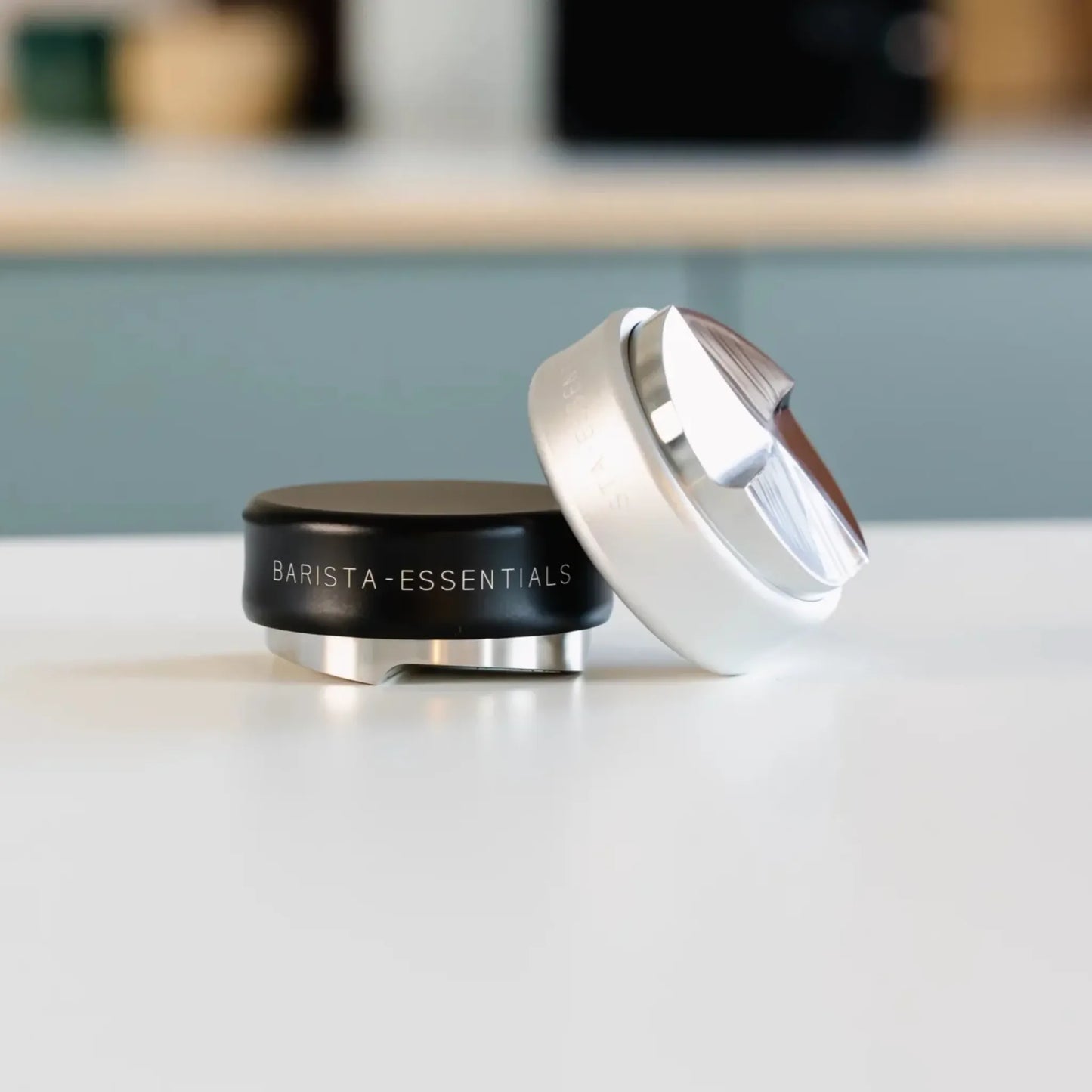 Zwarte en zilveren uitvoering van de Barista Essentials koffieverdeler op een keukentafel