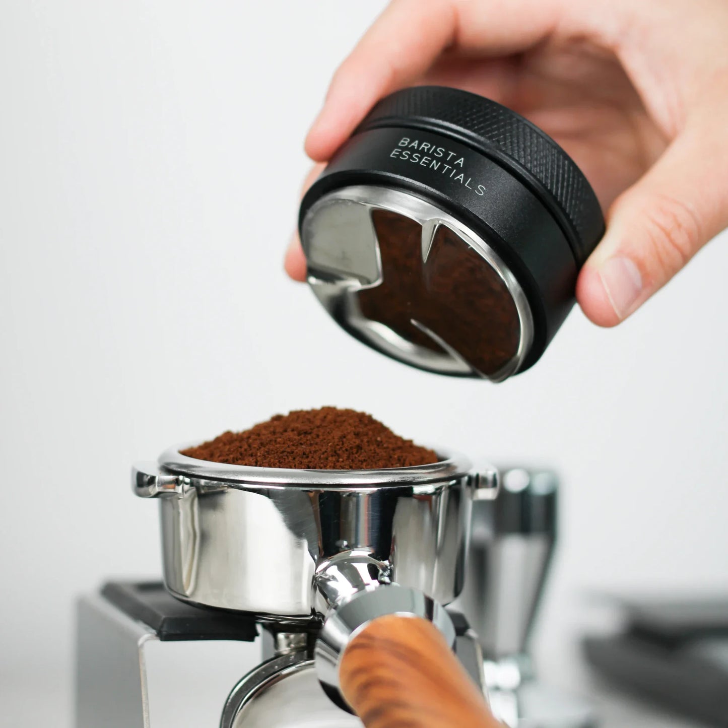 koffieverdeler voor espresso koffie distributietool van De Baristashop en Geertjandebaristaman 8.