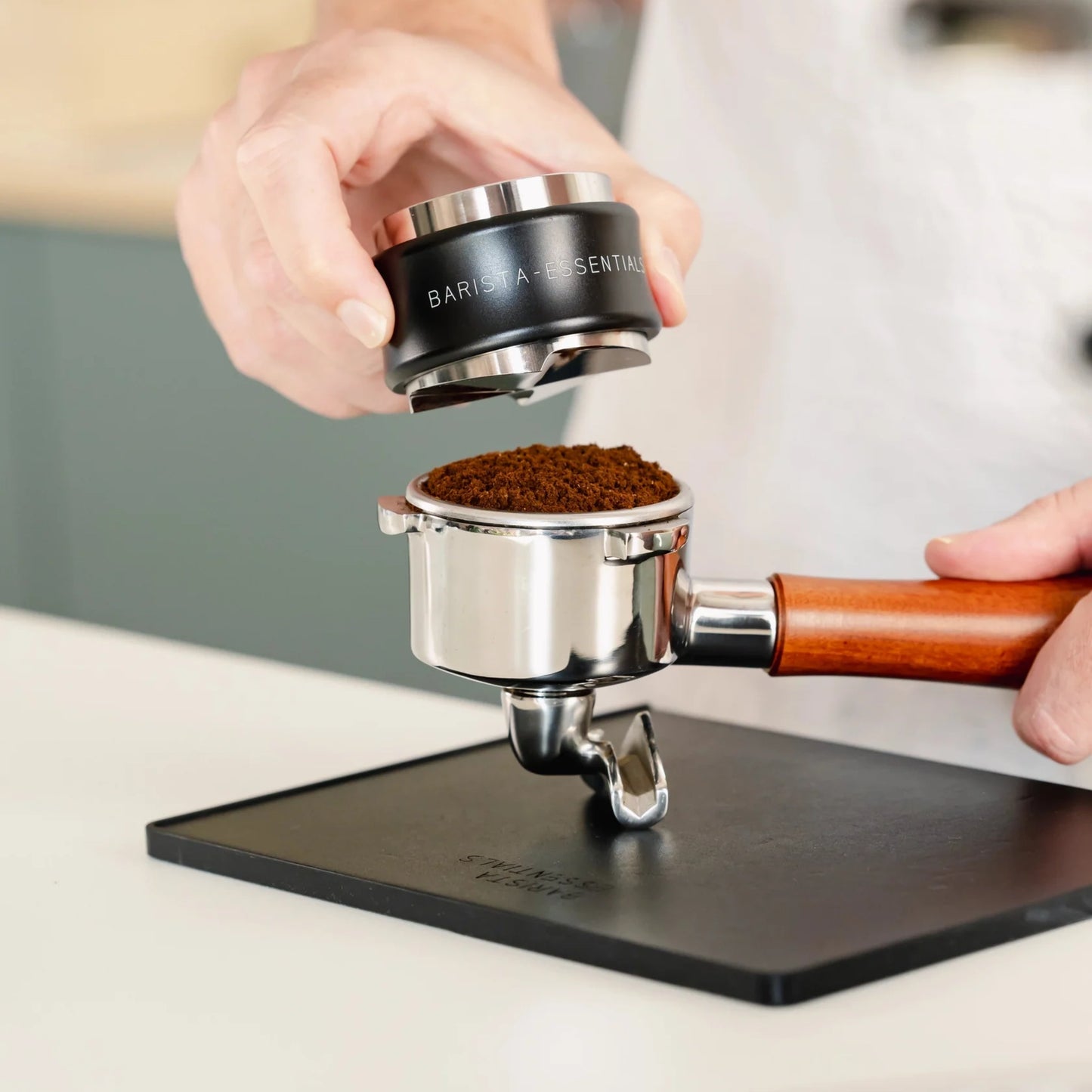 Zwarte koffieverdeler en tamper combinatie voor het gelijkmatig verdelen van koffie in een portafilter