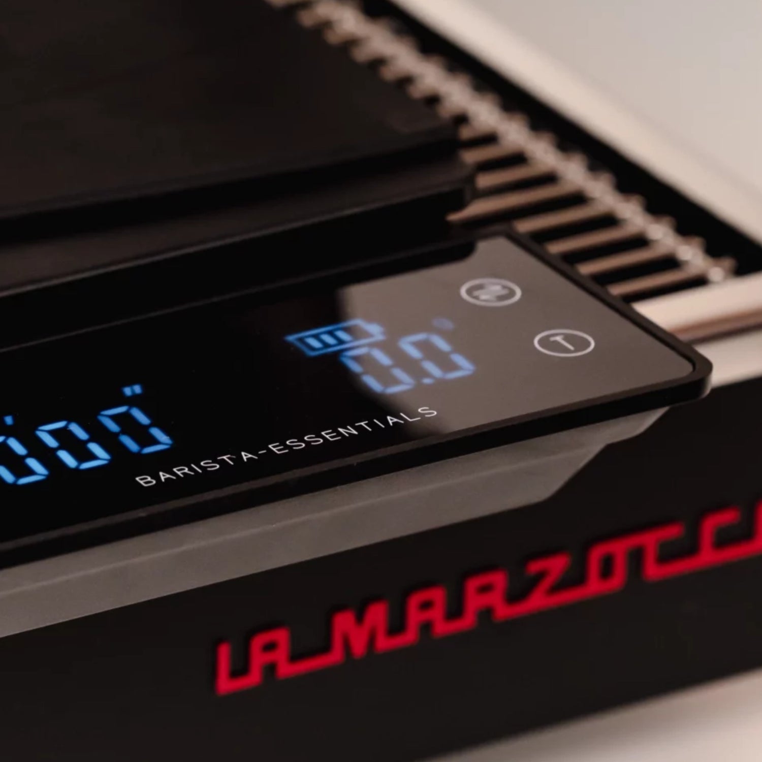 Koffieweegschaal met dual-power: USB-C oplaadbaar en werkt op AAA-batterijen.