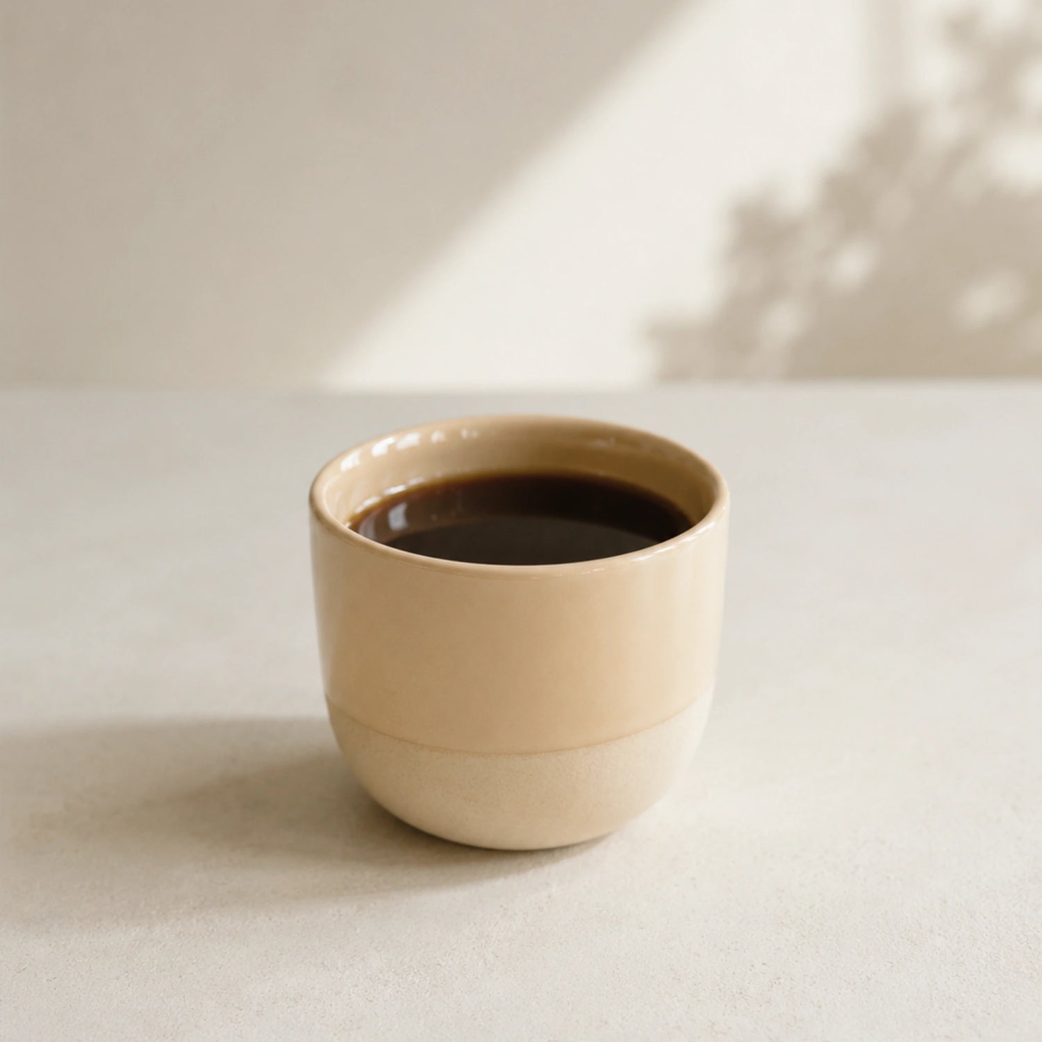 Zwarte koffie zonder suiker, melk of siroop als keto-proof keuze tijdens een koolhydraatarm dieet.