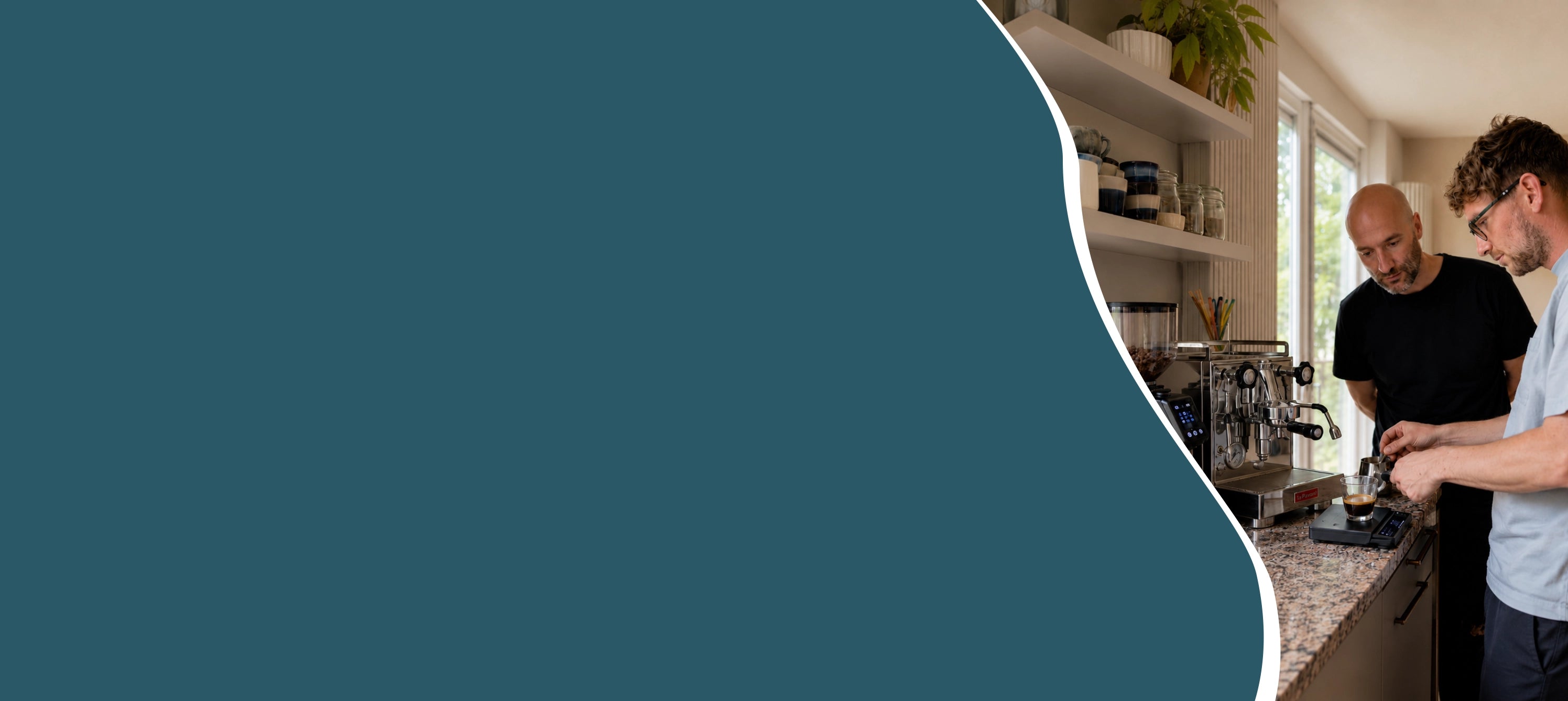 Hero banner van Geert-Jan geeft thuis een persoonlijke barista workshop op een pompgestuurde La Pavoni espressomachine en koffiemolen.