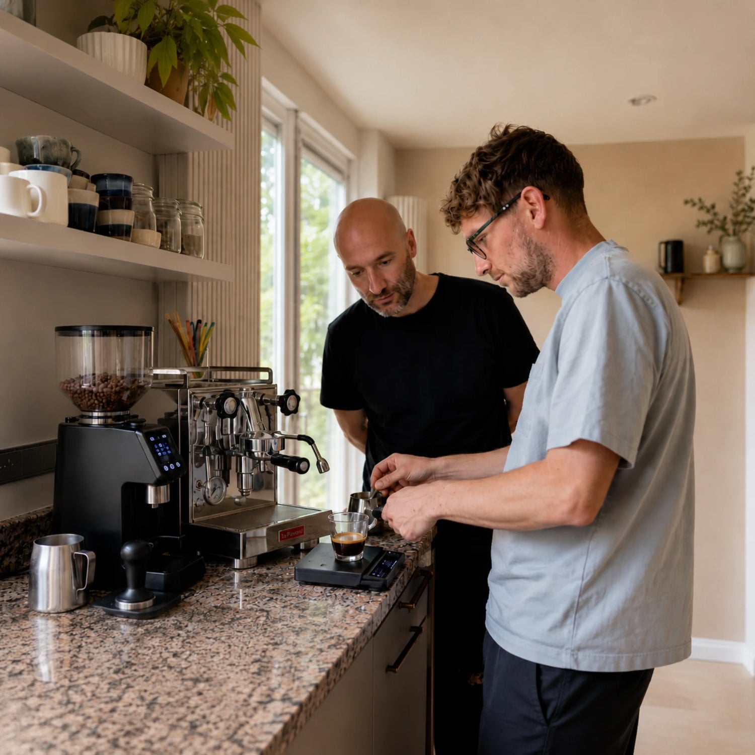 Geert-Jan geeft thuis een persoonlijke barista workshop op een pompgestuurde La Pavoni espressomachine en koffiemolen.