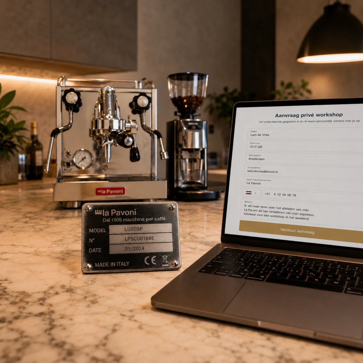 La Pavoni halfautomaat met koffiemolen, typeplaatje en ingevuld aanvraagformulier voor een privé barista workshop aan huis.