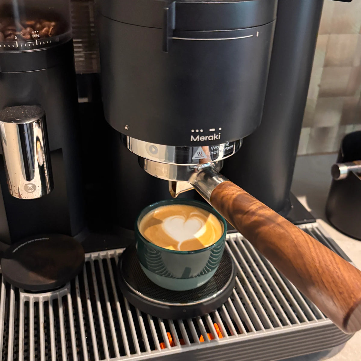 Cappuccino met latte art gemaakt op een Meraki espressomachine tijdens een privé barista workshop aan huis.