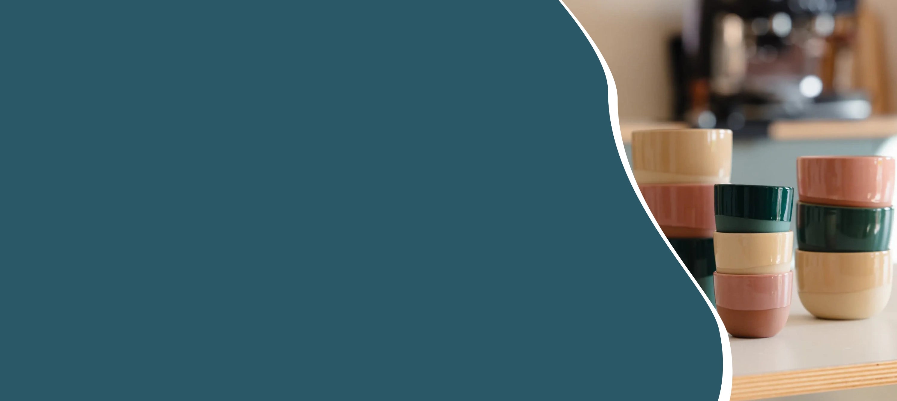 Latte, cappuccino en espresso kopjes van 250 ml, 180 ml en 60 ml in verschillende kleuren naast een espressomachine voor koffiedranken, espresso en latte art thuis.