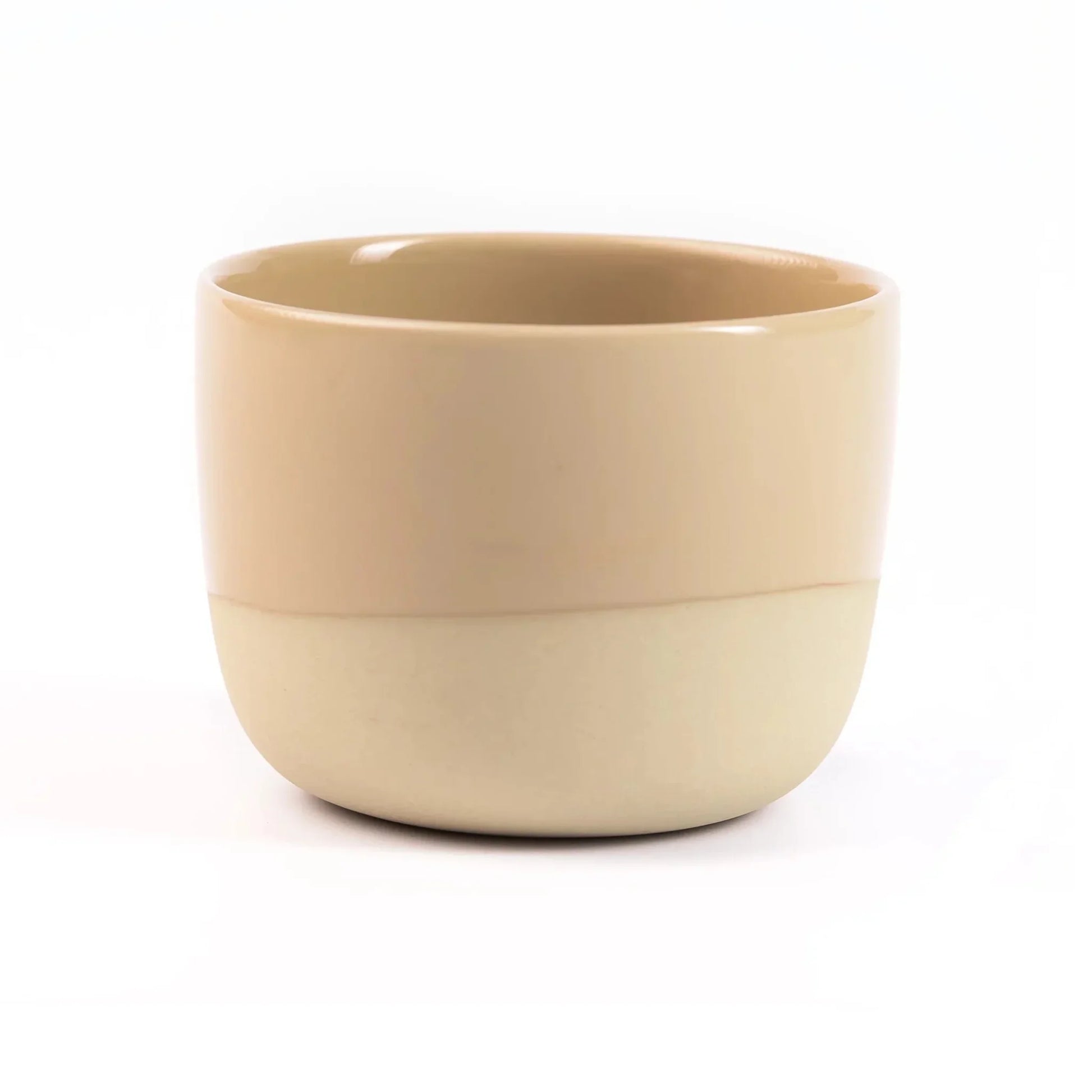 Zandgeel latte kopje van 250 ml, handgemaakt van sterk porselein. Perfect voor thuisbarista’s met een De’Longhi of Philips machine met stoompijpje. Dunwandig voor snelle opwarming en geschikt voor dagelijks gebruik of als stijlvol cadeau.