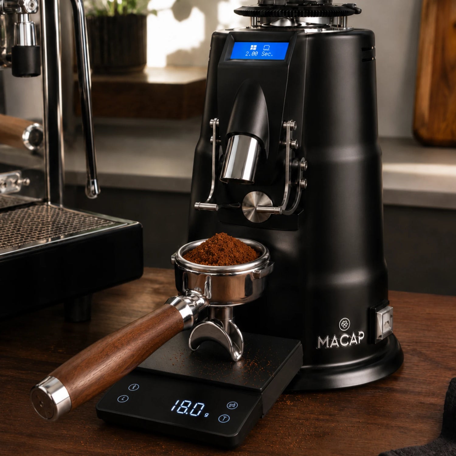 Gemalen koffie uit Macap MXD wegen om single en double dosering in te stellen