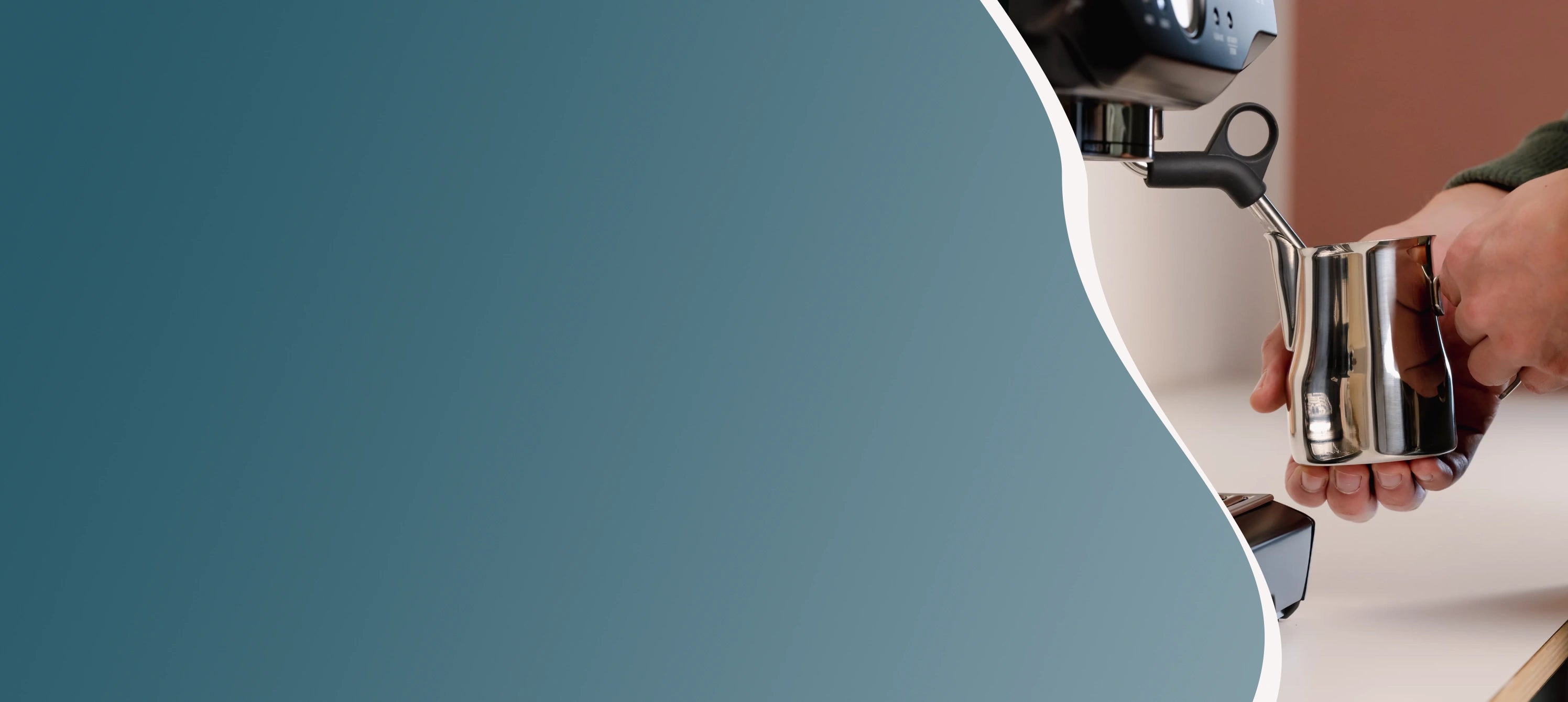 Thuisbarista schuimt melk op met een espressomachine en melkkannetje voor glad microschuim zonder luchtbellen