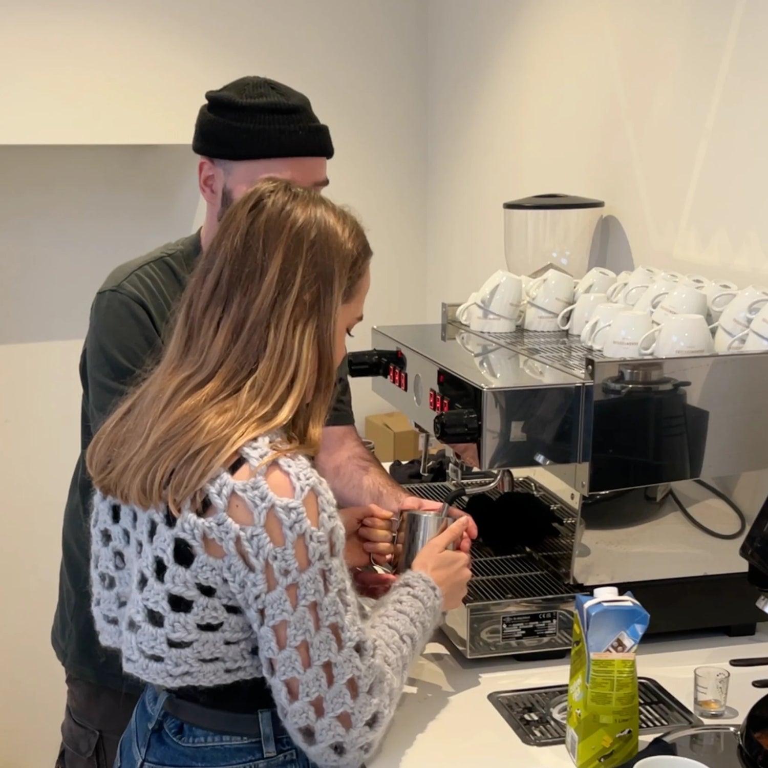 Leer melk schuimen tijdens de barista workshop in Amsterdam