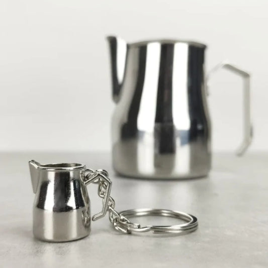 Mini melkkan sleutelhanger van Barista Essentials – perfect barista cadeau of workshop aandenken