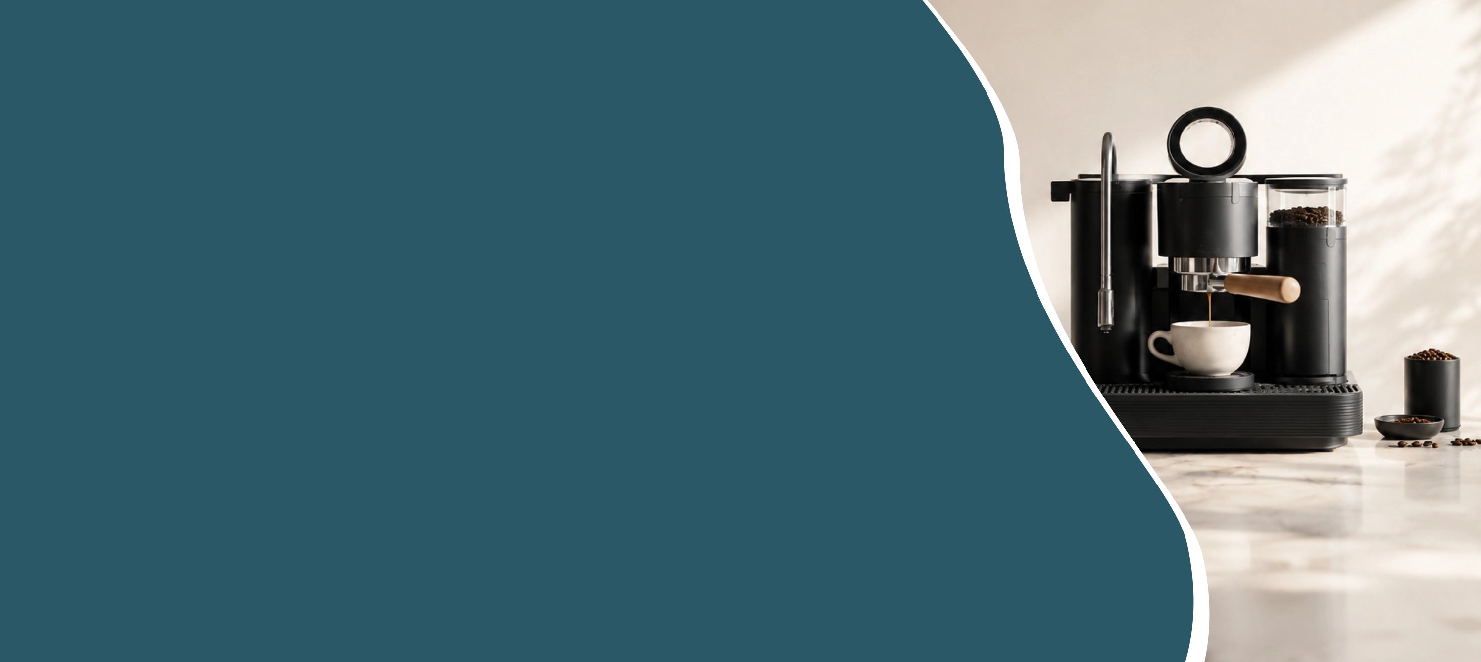 Hero banner met Meraki espressomachine op marmeren aanrecht in lichte moderne keuken met natuurlijke daglichtbelichting