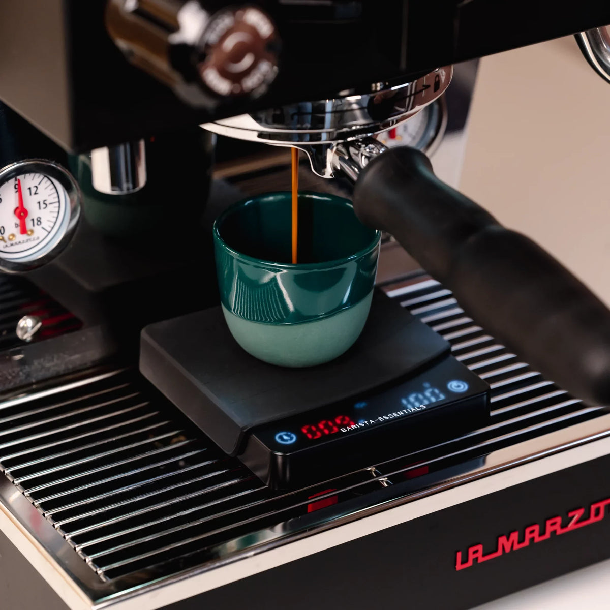 Espresso loopt in een groen kopje op de miniweegschaal