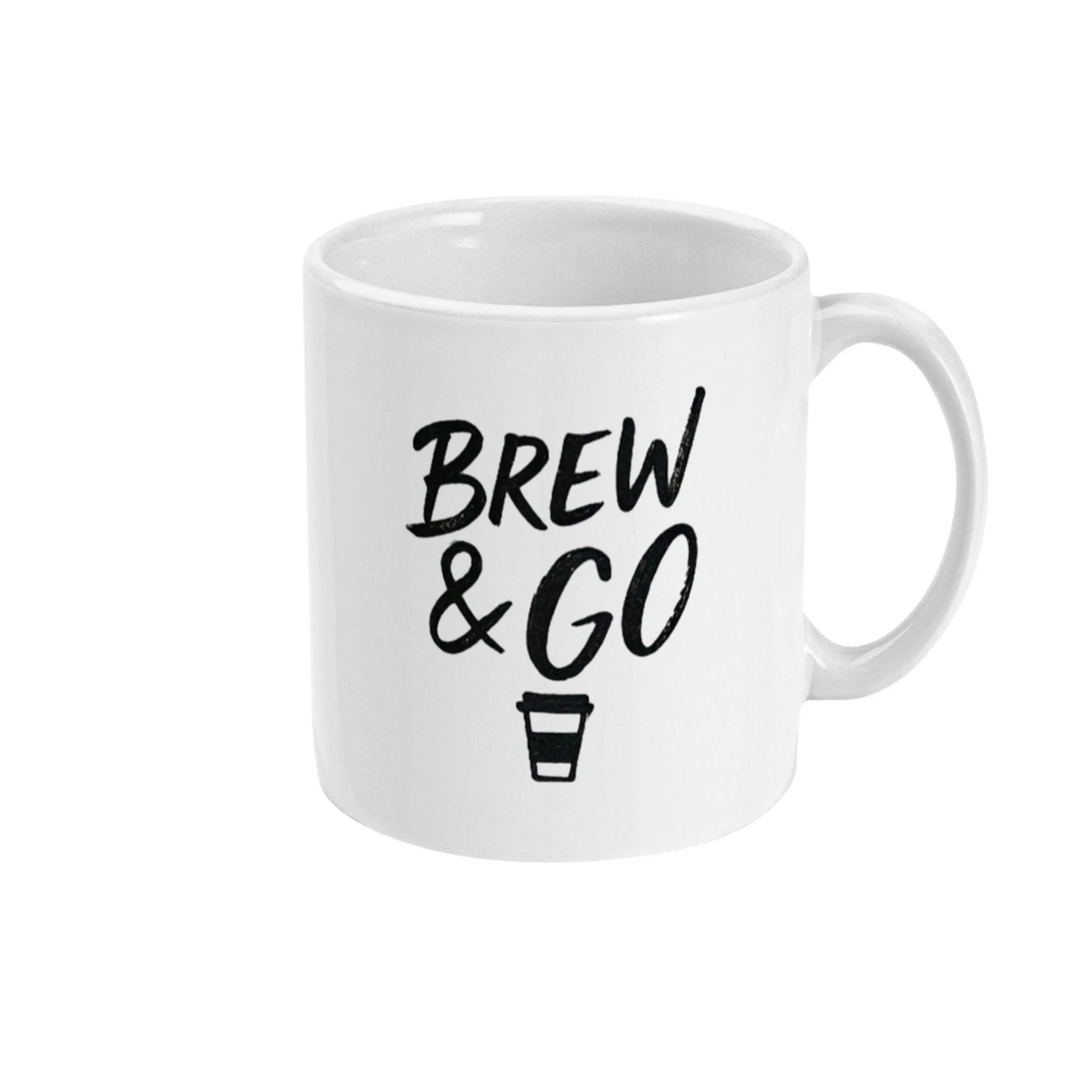 Witte keramische koffiemok met zwarte tekst 'Brew & Go', dubbelzijdig bedrukt – perfect als koffiecadeau voor thuis of op kantoor.