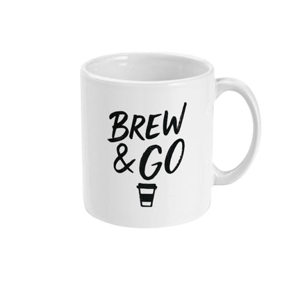 Witte keramische koffiemok met zwarte tekst 'Brew & Go', dubbelzijdig bedrukt – perfect als koffiecadeau voor thuis of op kantoor.