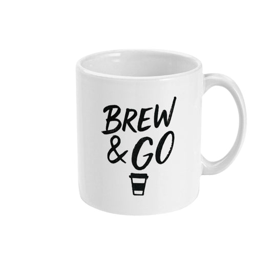 Witte keramische koffiemok met zwarte tekst 'Brew & Go', dubbelzijdig bedrukt – perfect als koffiecadeau voor thuis of op kantoor.