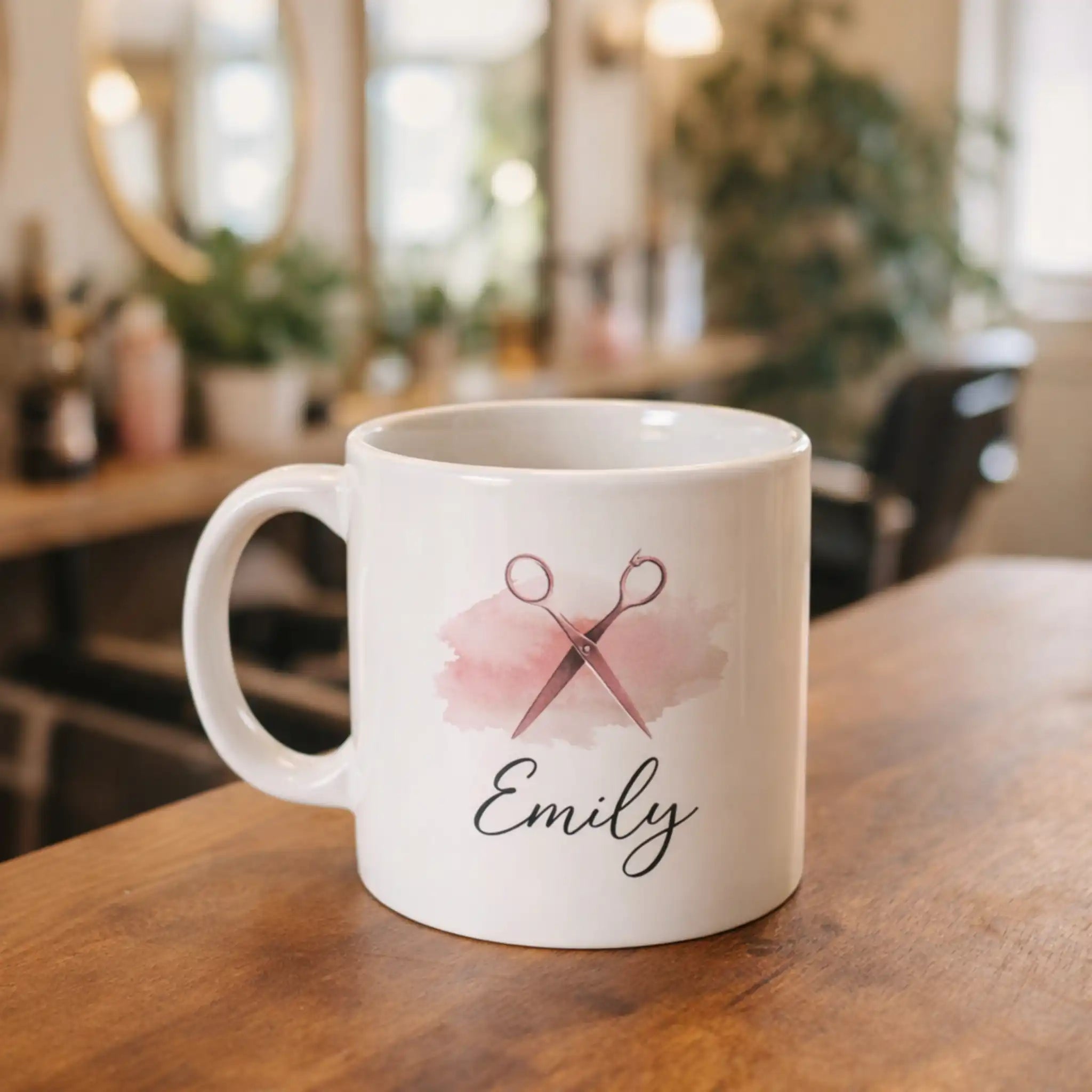 Persoonlijke koffiemok met roze scharen logo en naam Emily, gebruikt in een kapsalon of beautysalon.