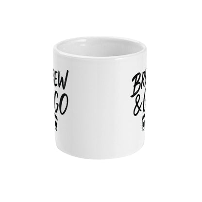 Witte mok met zwarte 'Brew & Go' opdruk, ideaal als cadeau voor koffieliefhebbers of collega’s.