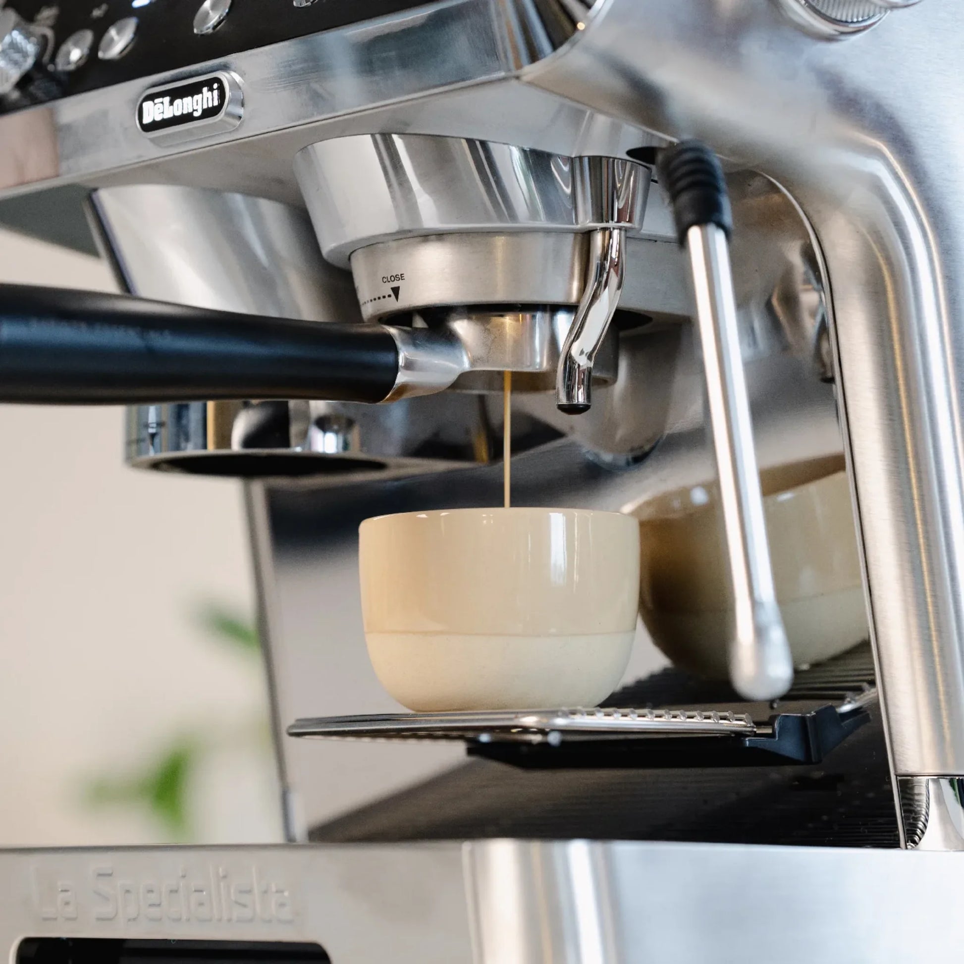 Zwarte naked koffiehouder met filter barista essentials  en portafilter van 51mm voor delonghi la specialista 8.