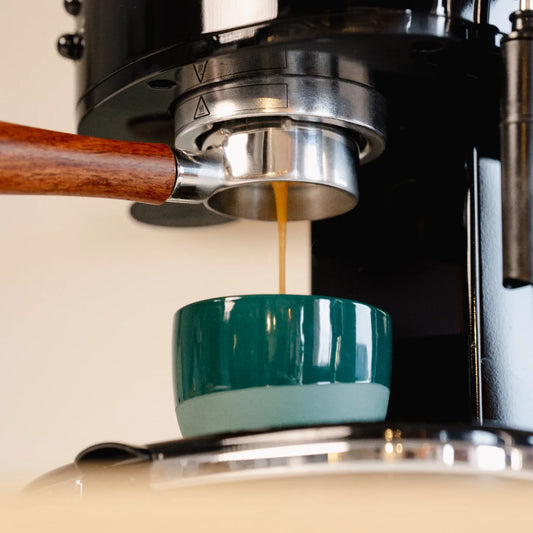 Naked portafilter 51 mm hout voor DeLonghi Icona Vintage: espresso boven een groen kopje
