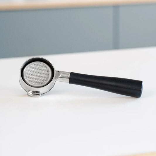 Naked portafilter 58 mm zwart voor Bezzera: met filterbakje op het aanrecht