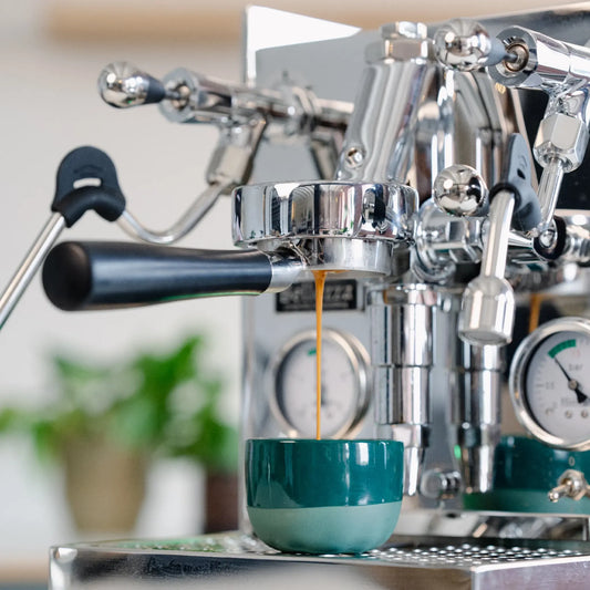 Naked portafilter 58 mm zwart voor E61: espresso boven een groen kopje