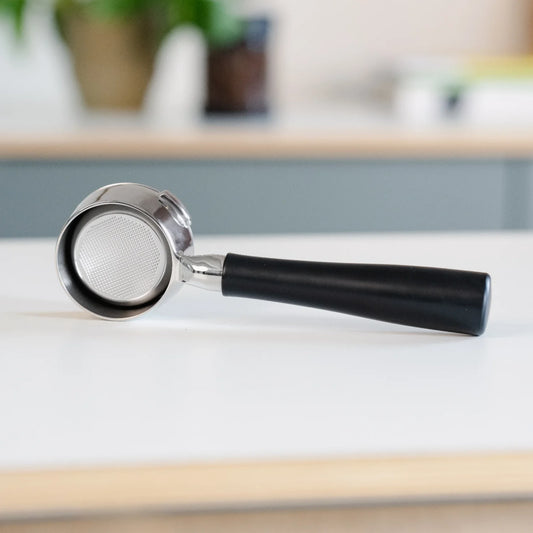 Naked portafilter 58 mm zwart voor Gaggia: open filterbakje op het aanrecht
