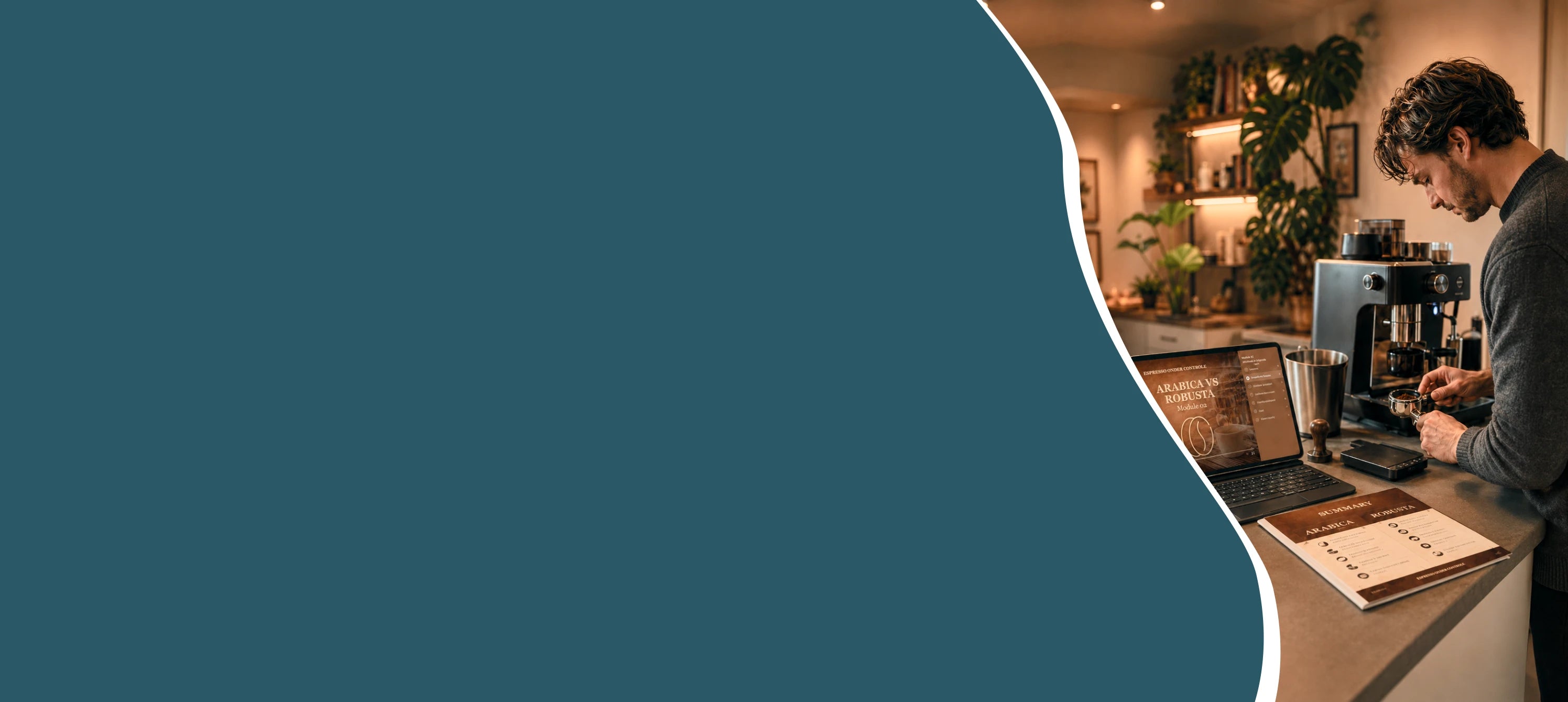 Hero banner van thuisbarista die een online barista cursus volgt en oefent op de eigen halfautomatische espressomachine.