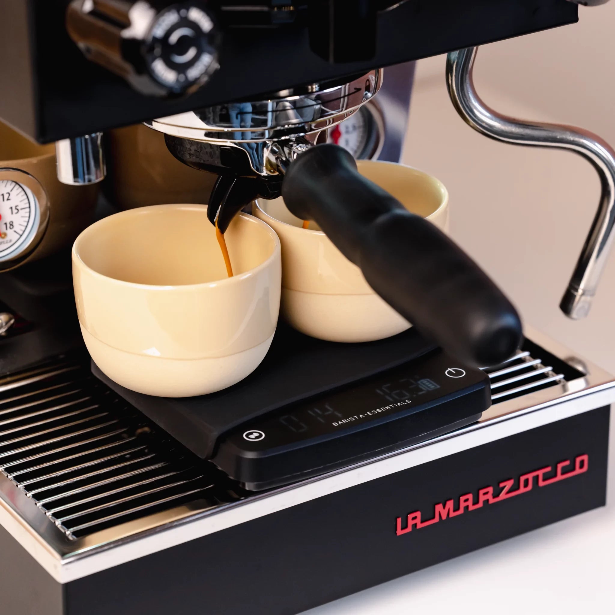 Oplaadbare mini weegschaal voor koffie en espresso extractie van de Barista Shop 6