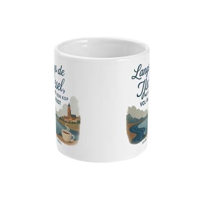 Voorkant van de Overijssel koffiemok met de tekst "Langs de IJssel, met een kop vol rust" en illustratie van rivier, stad en dampende koffiekop.
