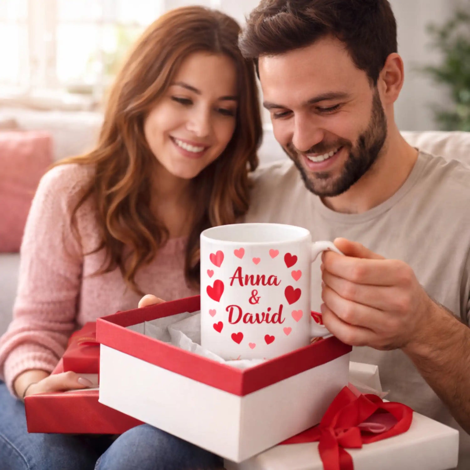 Man pakt persoonlijke Valentijnsmok met namen uit, liefdevol cadeau gegeven door partner