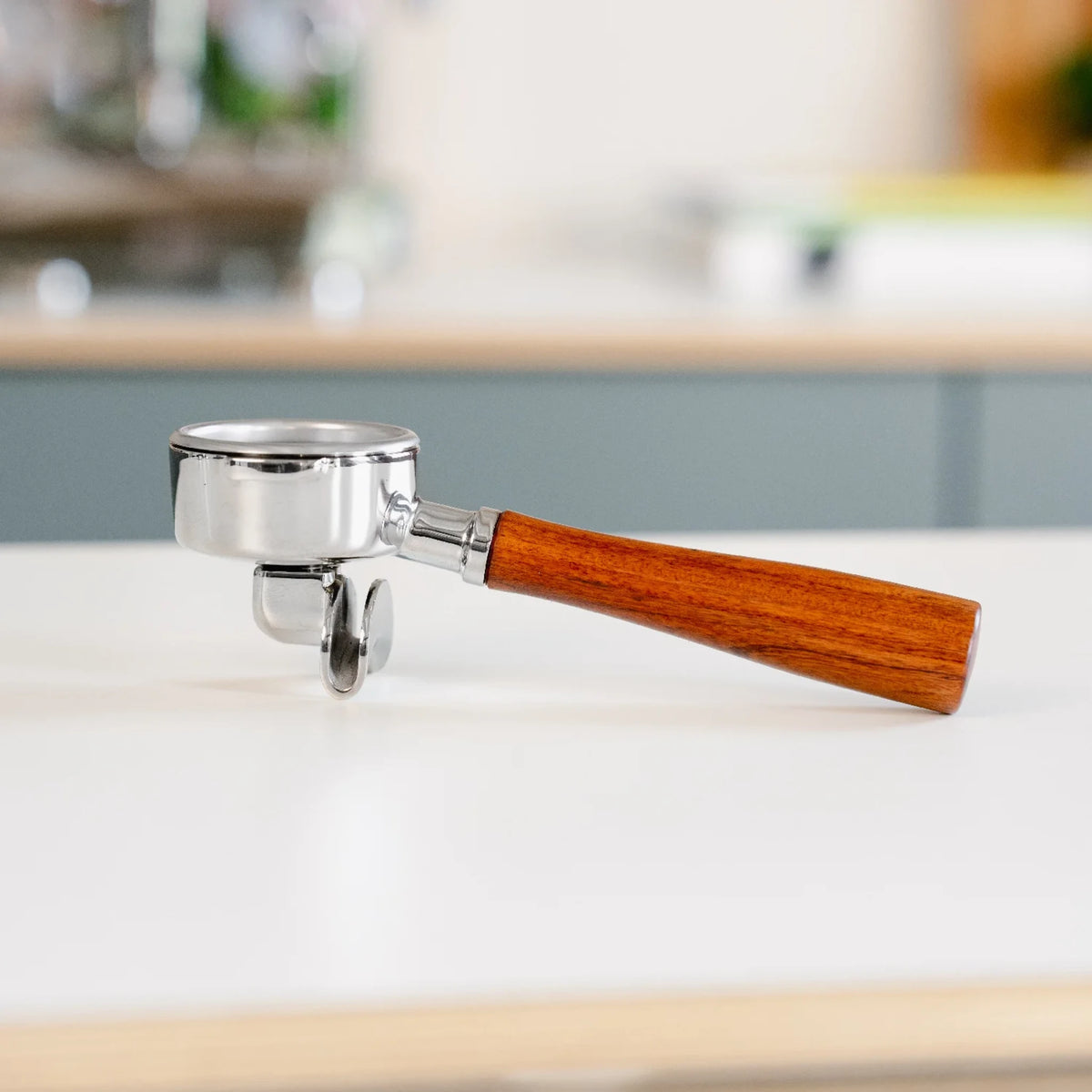 Portafilter dubbele uitloop 58 mm E61 hout: filterdrager op het aanrecht